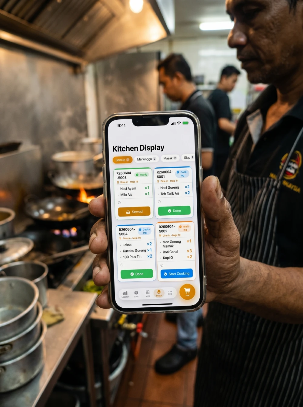 Skrin Kitchen Display Pitis sebenar pada iPhone di dapur restoran
