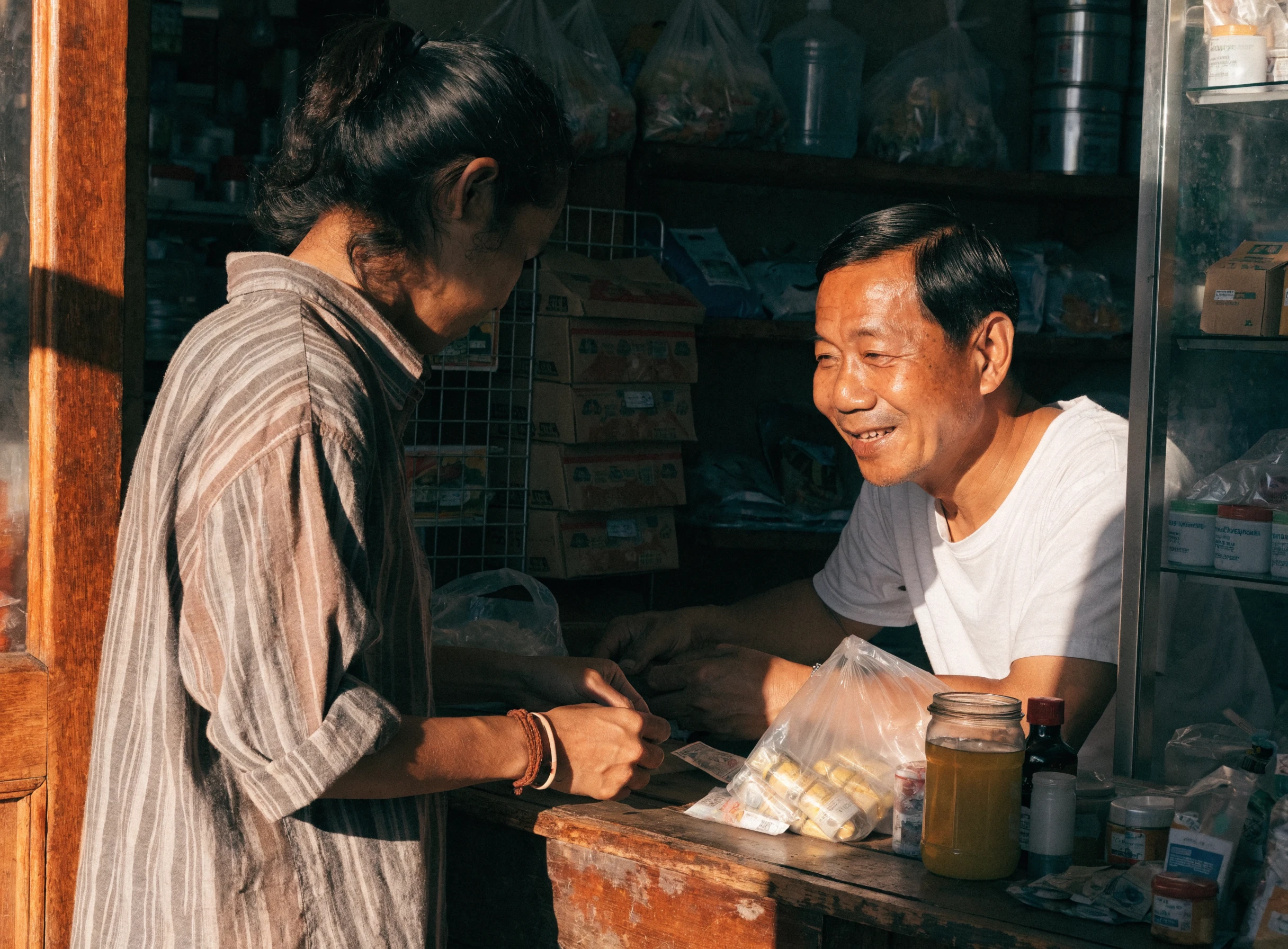 Pelanggan membayar di kaunter kedai runcit
