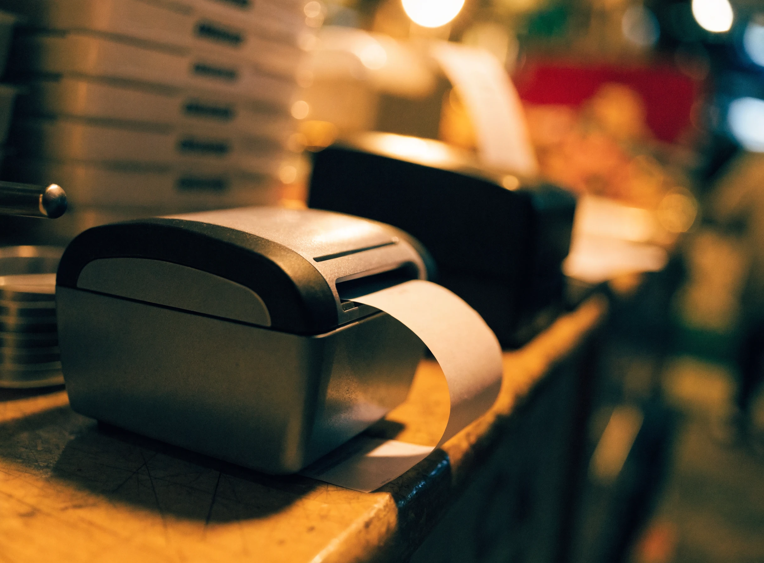 Printer thermal Bluetooth sedang mencetak resit di kaunter gerai makanan
