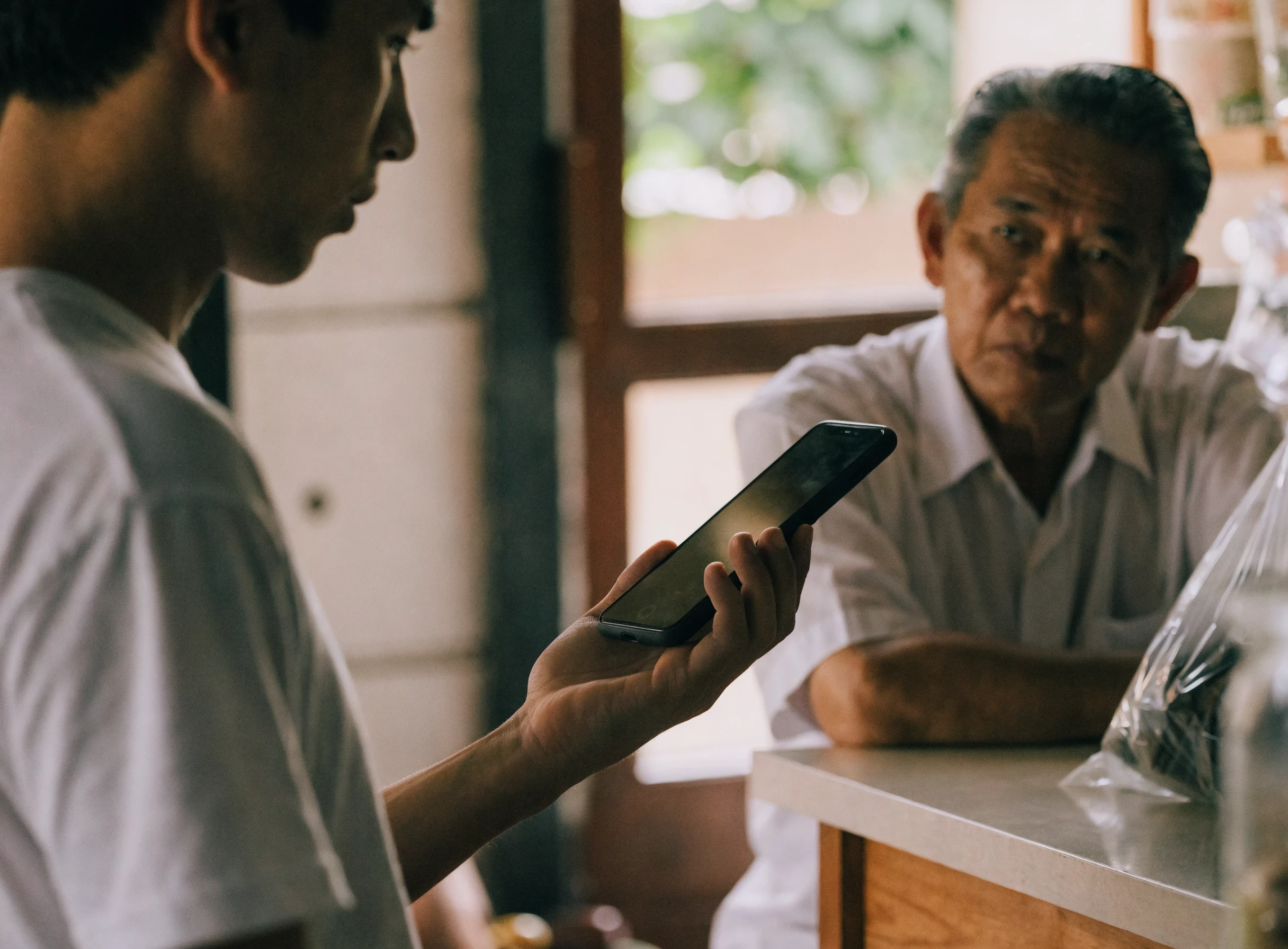 Telefon pintar digunakan sebagai POS di kaunter kedai kecil