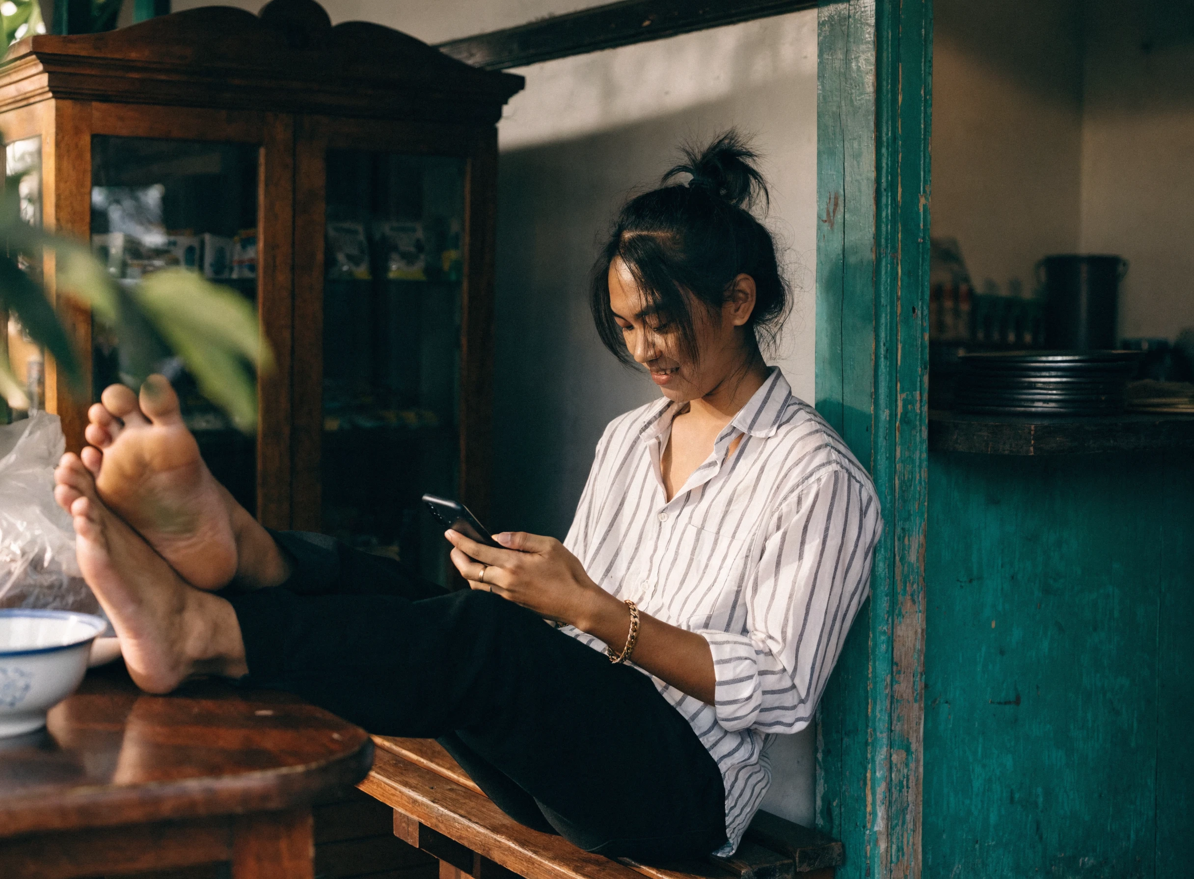 Pemilik perniagaan Malaysia gembira menggunakan telefon di kedai