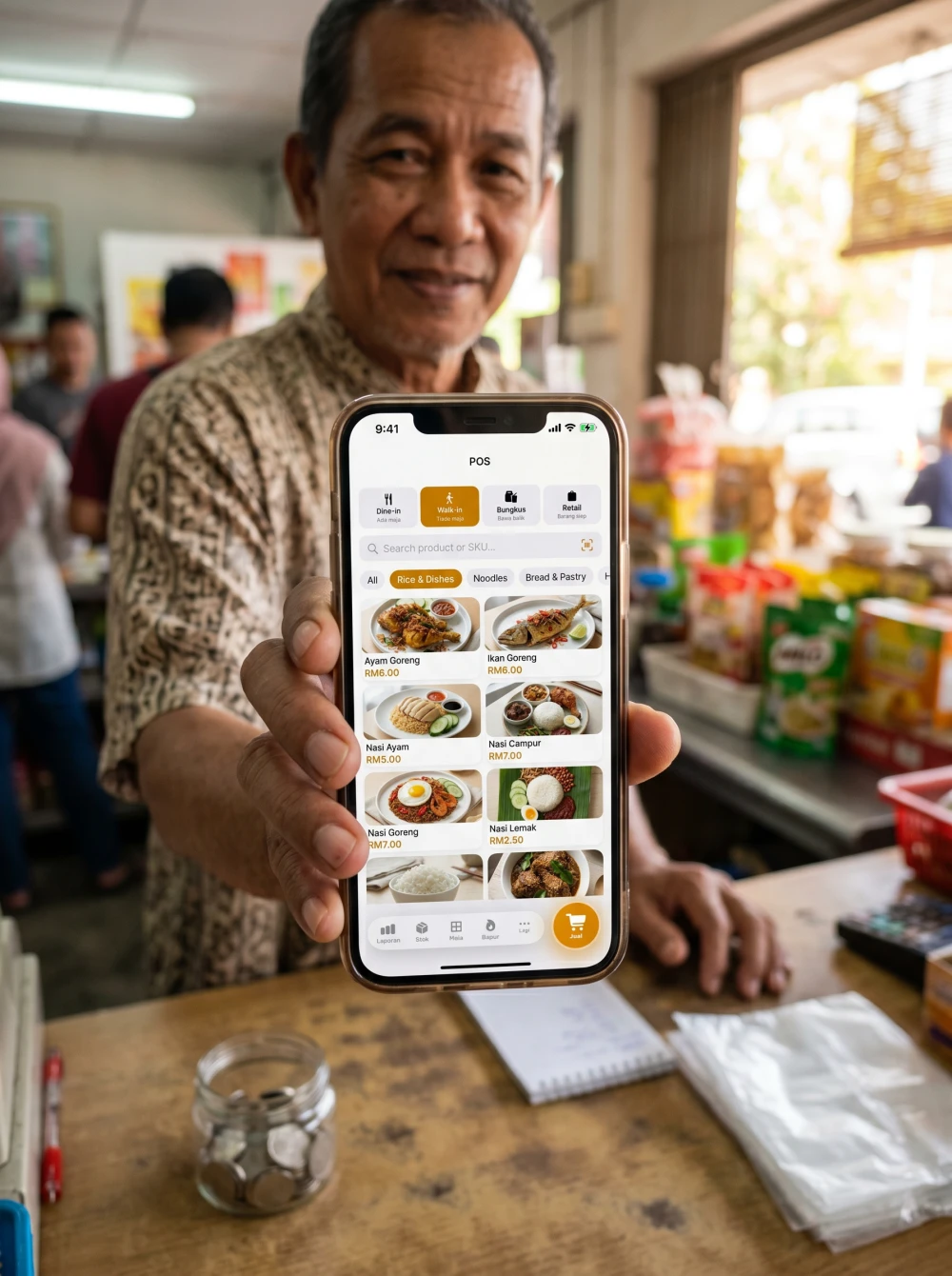 Skrin POS Pitis sebenar pada iPhone dipegang pemilik kedai, tiada terminal besar