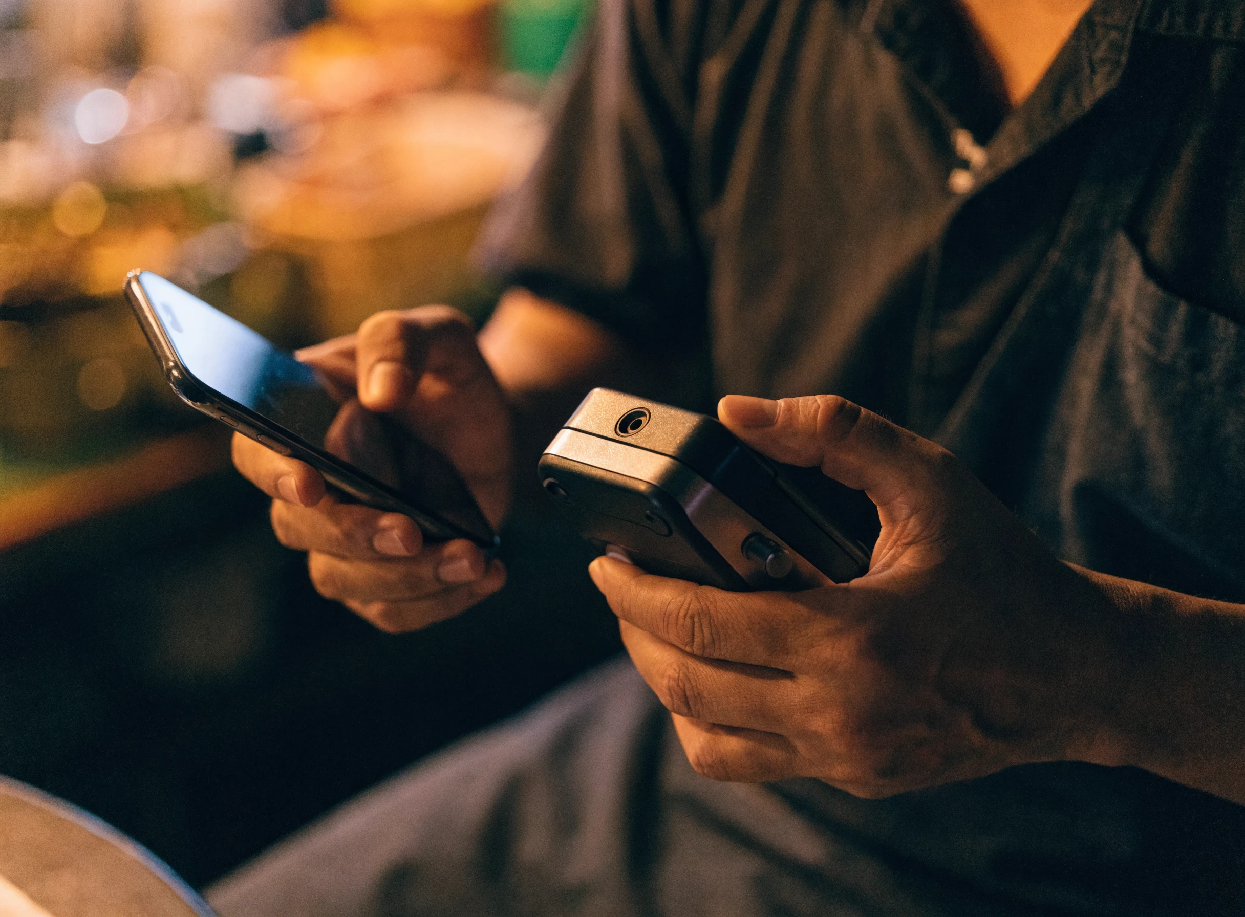 Tangan memasangkan telefon dengan printer Bluetooth di gerai makanan