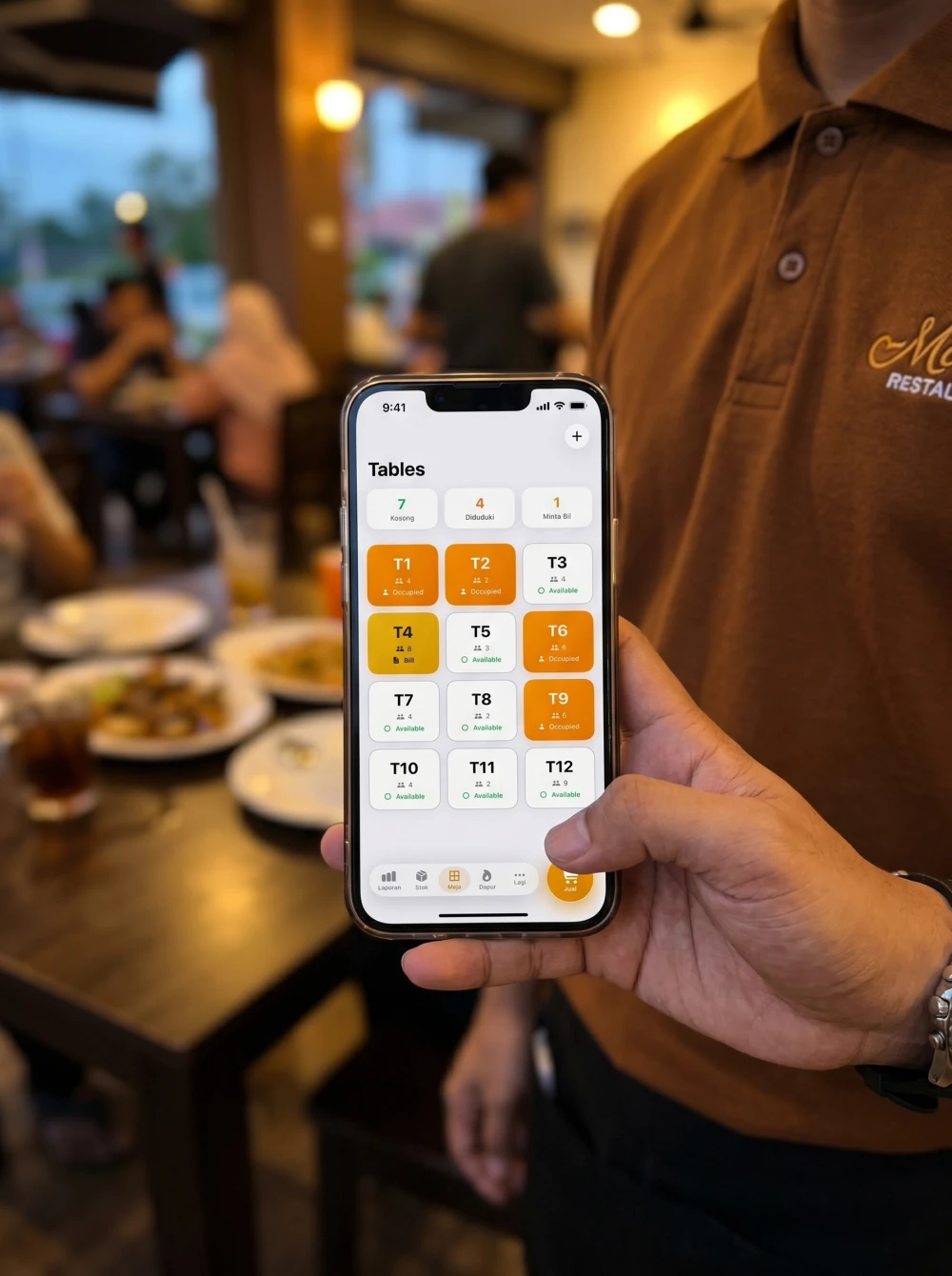 Skrin servis meja Pitis sebenar pada iPhone dipegang pelayan restoran